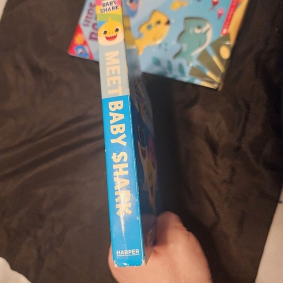 Baby Shark Books - Set of (2). Meet Baby Shark &‎ Hide and Seek. Like New. - Picture 9 of 11